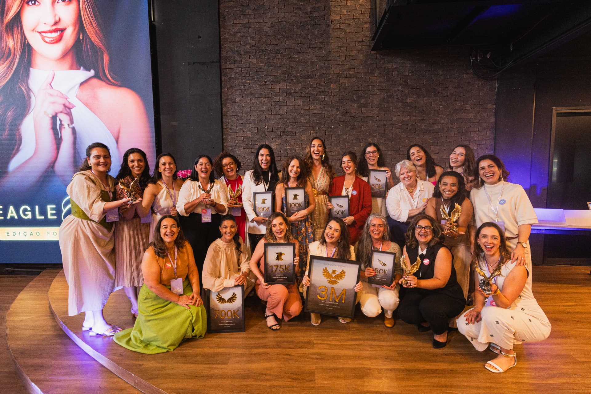 Lila Inspira comemorando com suas alunas em um evento presencial
